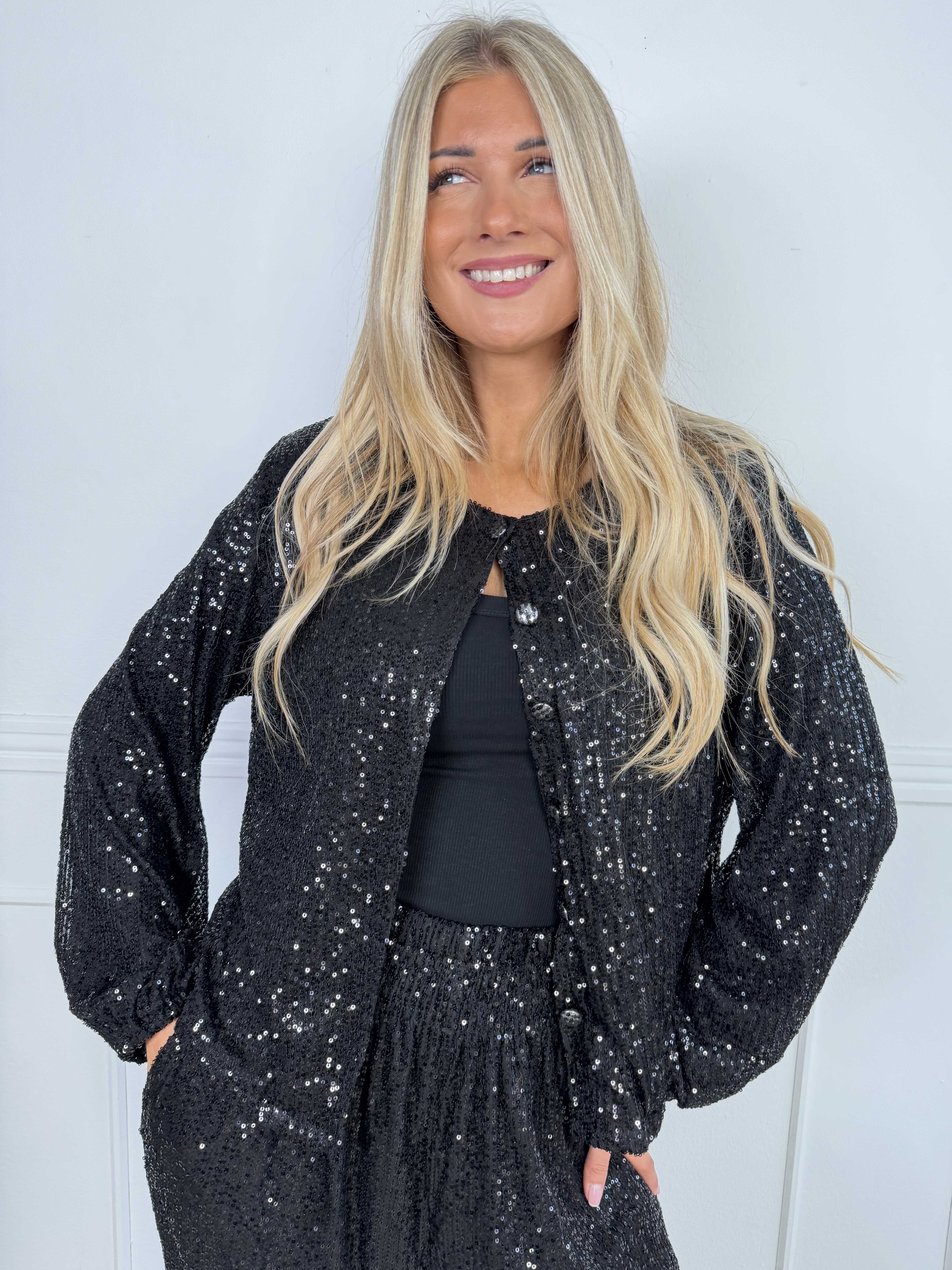 Paige - Plus size pailletcardigan med flotte slåede knapper